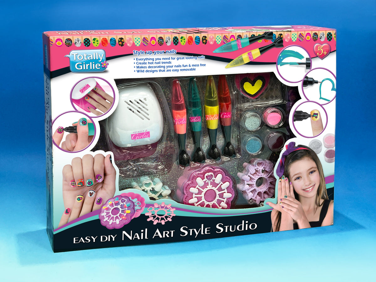 TOTALLY GIRLIE EASY DIY NAIL ART STUDIO. INCLUDED: 1x B/O NAIL DRYER, 4x NAIL PENS, 1x SET OF NAIL STICKERS, 4x GLITTER POWDER POT, 1x NAIL TIPS CASE, 3x NAIL TIPS, 2x NAIL SEPARATOR & 1x NAIL FILE.
PACKING: PRINTED WINDOW BOX.
			6 PCS/12 PCS/5.6'